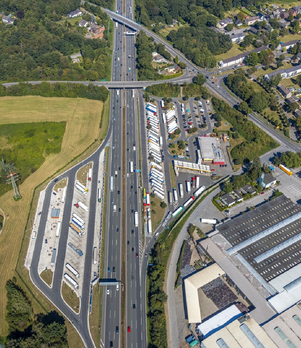Luftbild Bottrop - LKW- Abstellflächen an der Autobahn- Raststätte und Parkplatz der BAB A2 im Ortsteil Fuhlenbrock in Bottrop im Bundesland Nordrhein-Westfalen, Deutschland