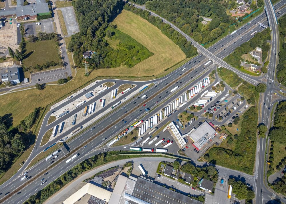 Luftaufnahme Bottrop - LKW- Abstellflächen an der Autobahn- Raststätte und Parkplatz der BAB A2 im Ortsteil Fuhlenbrock in Bottrop im Bundesland Nordrhein-Westfalen, Deutschland