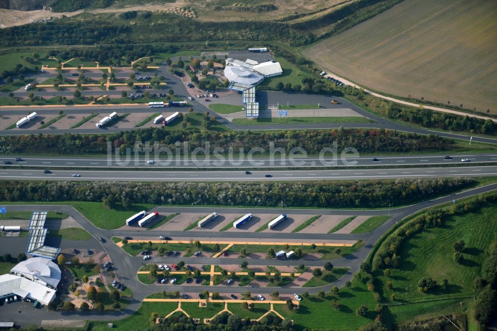 Plaaz aus der Vogelperspektive: LKW- Abstellflächen an der Autobahn- Raststätte und Parkplatz der BAB A19 in Plaaz im Bundesland Mecklenburg-Vorpommern, Deutschland