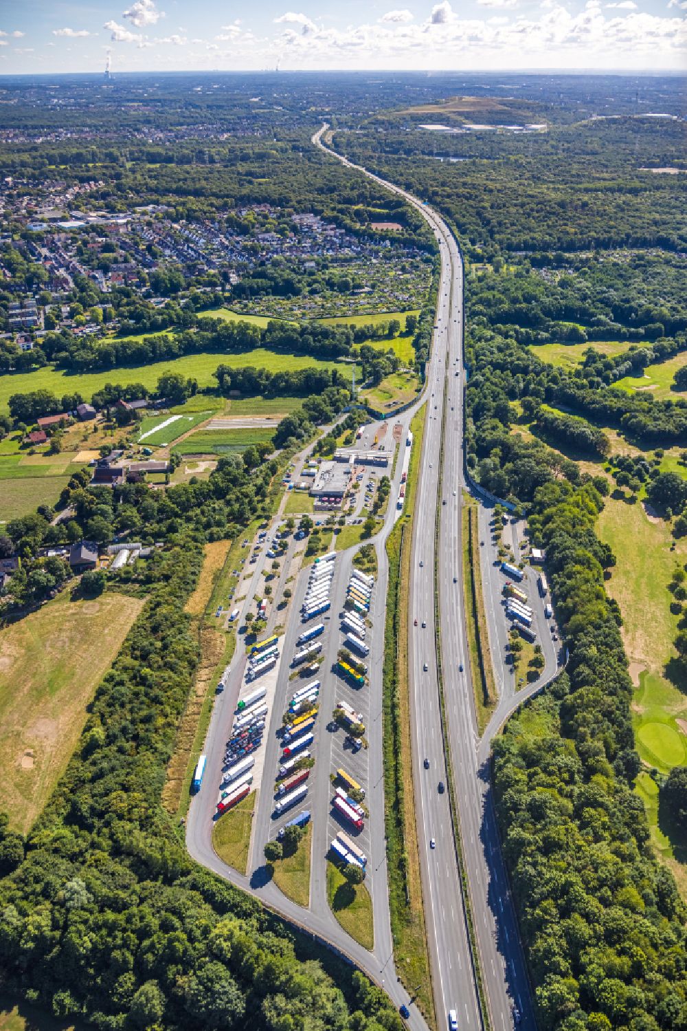 Gelsenkirchen von oben - LKW- Abstellflächen an der Autobahn- Raststätte und Parkplatz der BAB A2 Rasthof Resser Mark in Gelsenkirchen im Bundesland Nordrhein-Westfalen