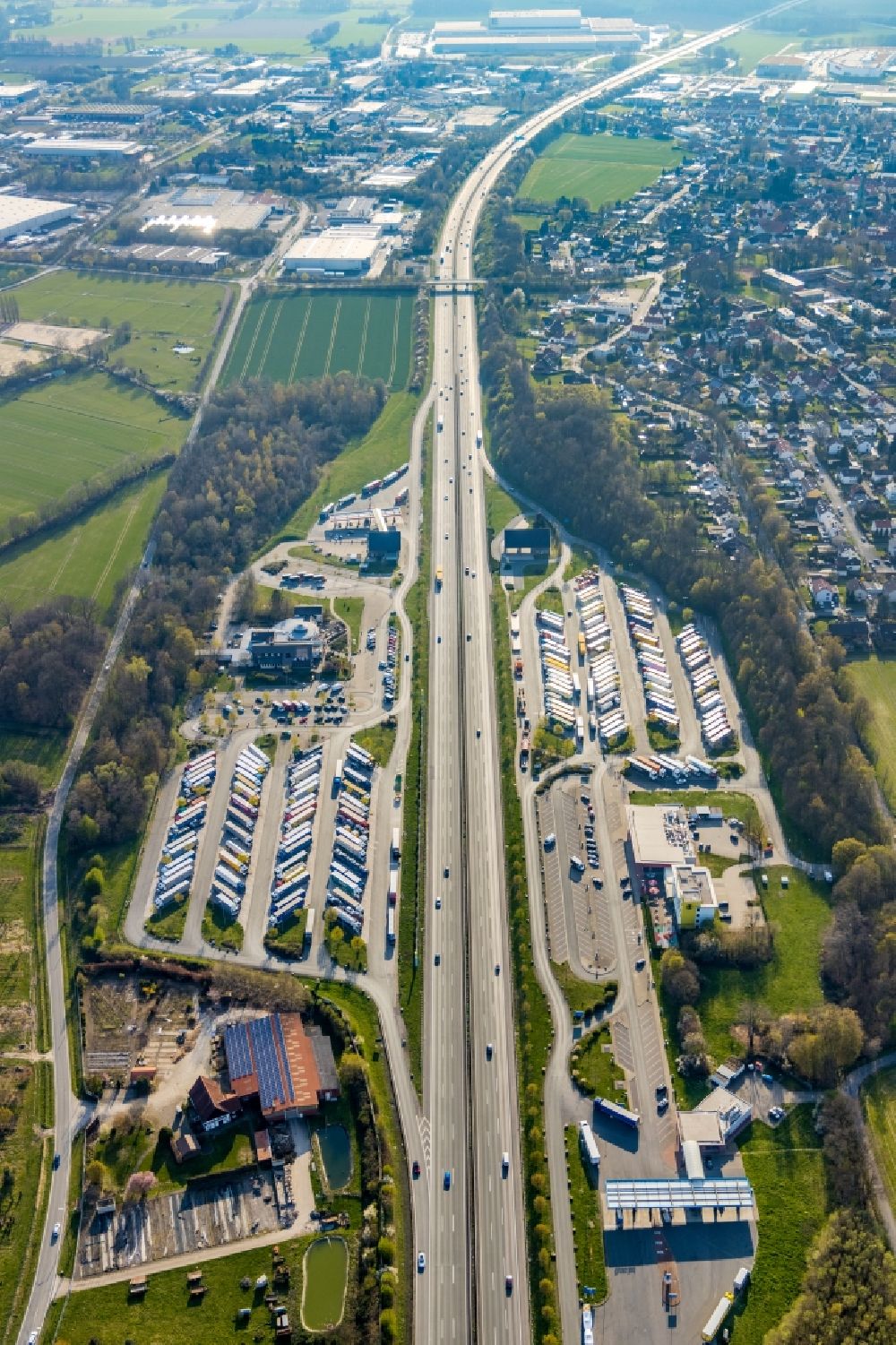 Hamm von oben - LKW- Abstellflächen an der Autobahn- Raststätte und Parkplatz der BAB A 2 Rastplatz Hamm-Rhynern Nord in Hamm im Bundesland Nordrhein-Westfalen