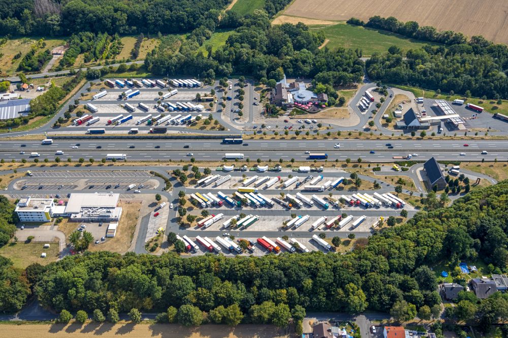 Hamm von oben - LKW- Abstellflächen an der Autobahn- Raststätte und Parkplatz der BAB A 2 Rastplatz Hamm-Rhynern Nord in Hamm im Bundesland Nordrhein-Westfalen