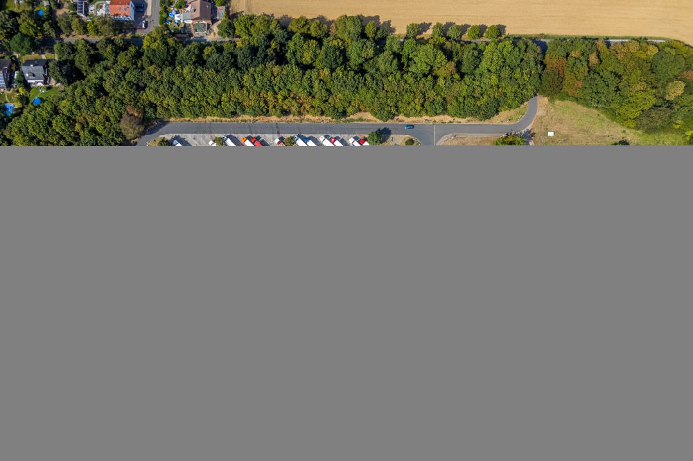 Hamm aus der Vogelperspektive: LKW- Abstellflächen an der Autobahn- Raststätte und Parkplatz der BAB A 2 Rastplatz Hamm-Rhynern Nord in Hamm im Bundesland Nordrhein-Westfalen