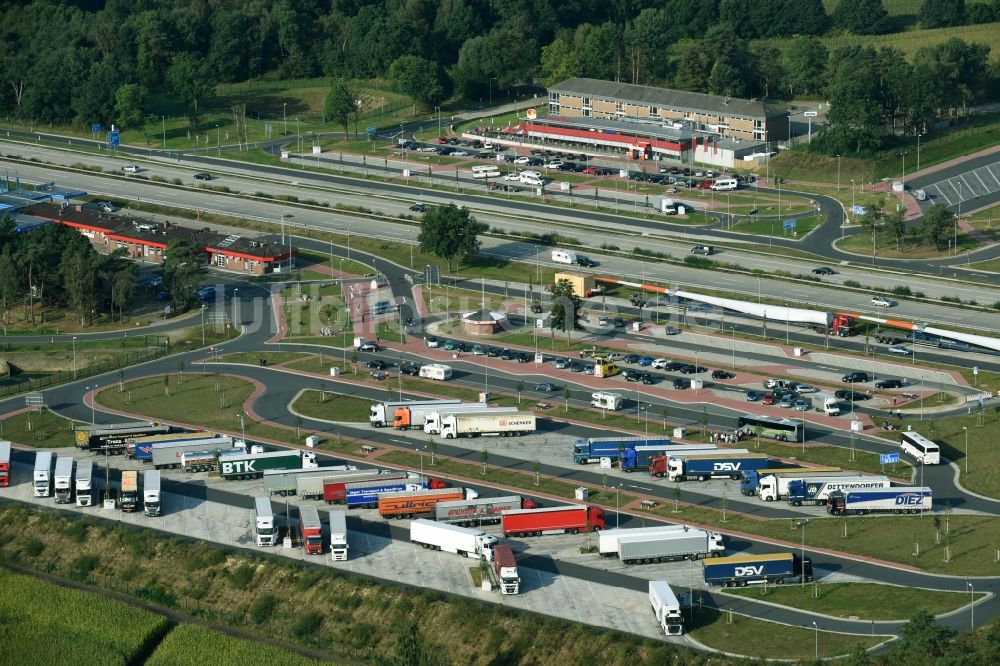 Luftbild Bispingen - LKW- Abstellflächen an der Autobahn- Raststätte und Parkplatz der BAB A7 E45 an der Raststätte Brunautal West in Bispingen im Bundesland Niedersachsen
