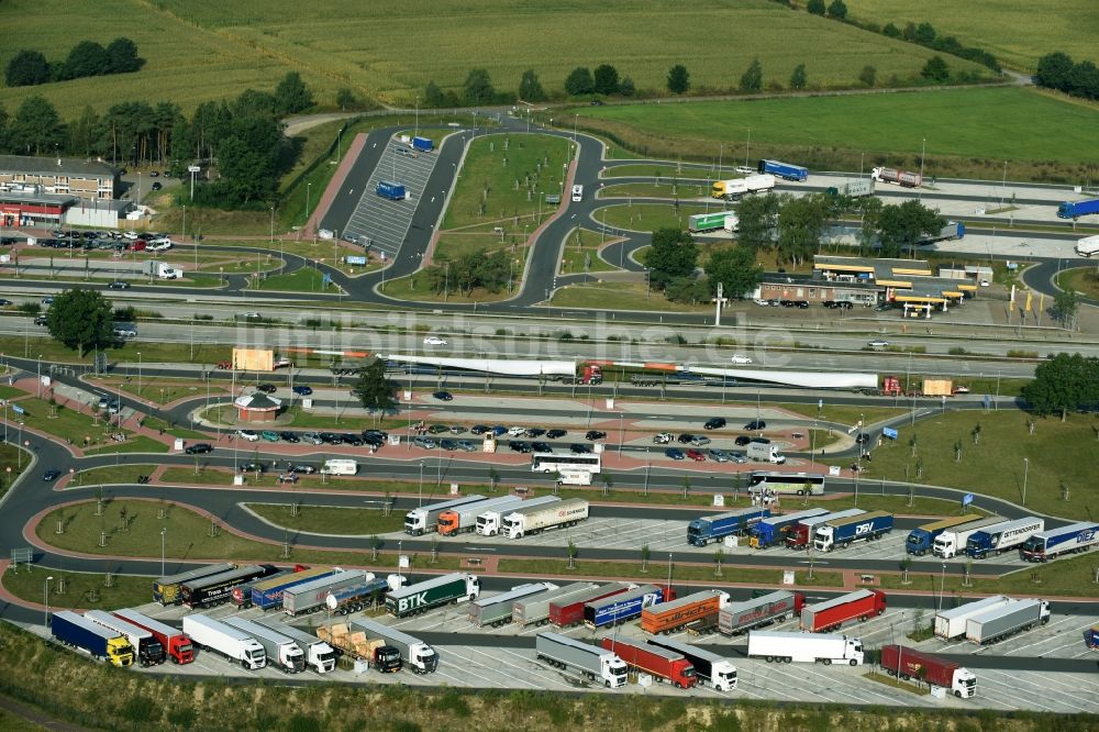 Luftaufnahme Bispingen - LKW- Abstellflächen an der Autobahn- Raststätte und Parkplatz der BAB A7 E45 an der Raststätte Brunautal West in Bispingen im Bundesland Niedersachsen