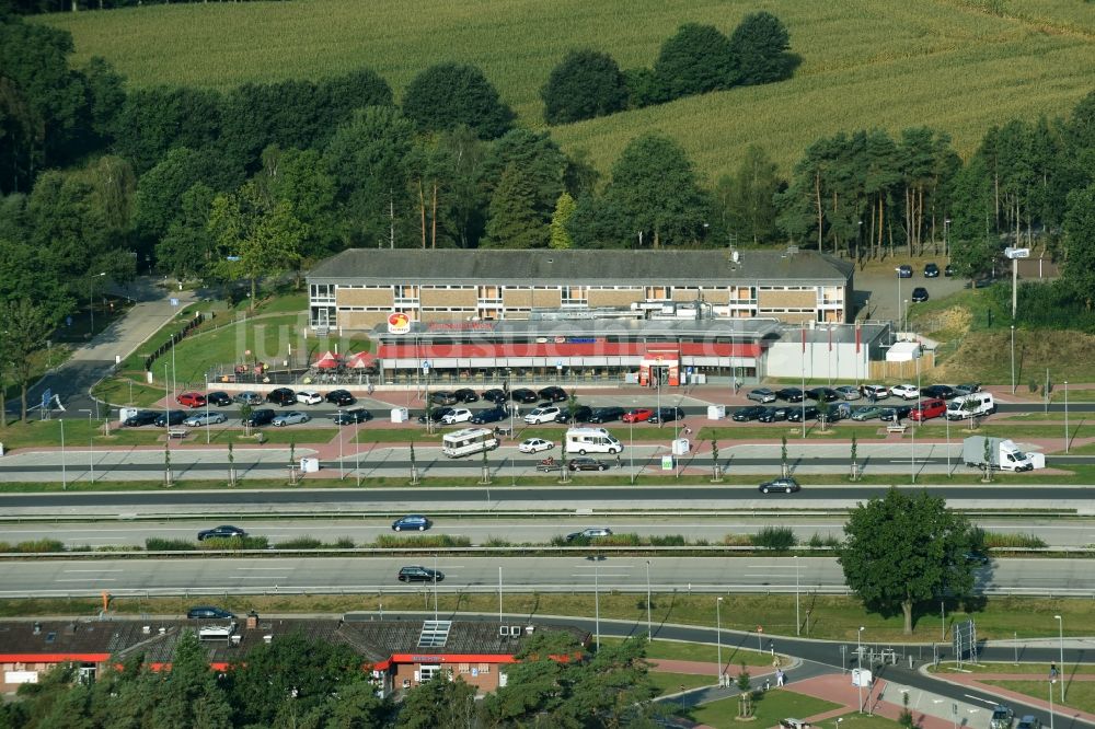 Bispingen von oben - LKW- Abstellflächen an der Autobahn- Raststätte und Parkplatz der BAB A7 E45 an der Raststätte Brunautal West in Bispingen im Bundesland Niedersachsen