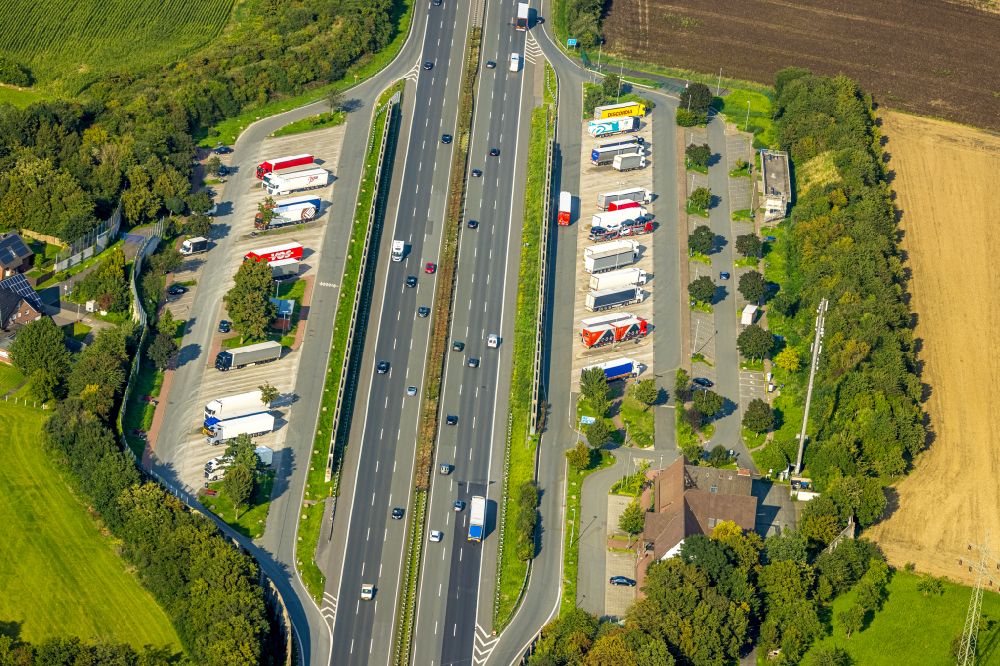 Vellern von oben - LKW- Abstellflächen an der Autobahn- Raststätte und Parkplatz der BAB A2 in Vellern im Bundesland Nordrhein-Westfalen, Deutschland