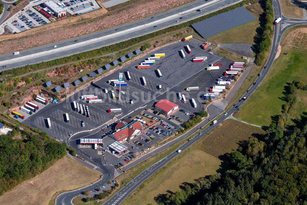 Wertheim aus der Vogelperspektive: LKW- Abstellflächen an der Autobahn- Raststätte und Parkplatz der BAB A3 in Wertheim im Bundesland Baden-Württemberg, Deutschland