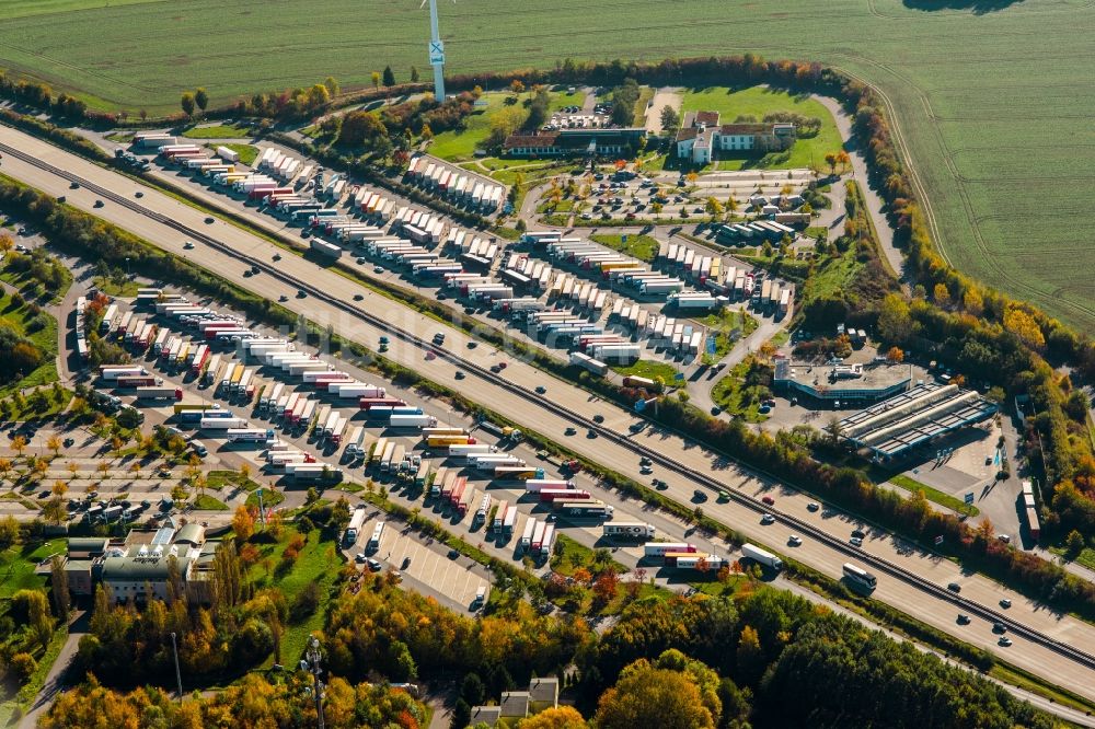 Luftbild Wilsdruff - LKW- Abstellflächen an der Autobahn- Raststätte und Parkplatz der BAB A4 in Wilsdruff im Bundesland Sachsen, Deutschland