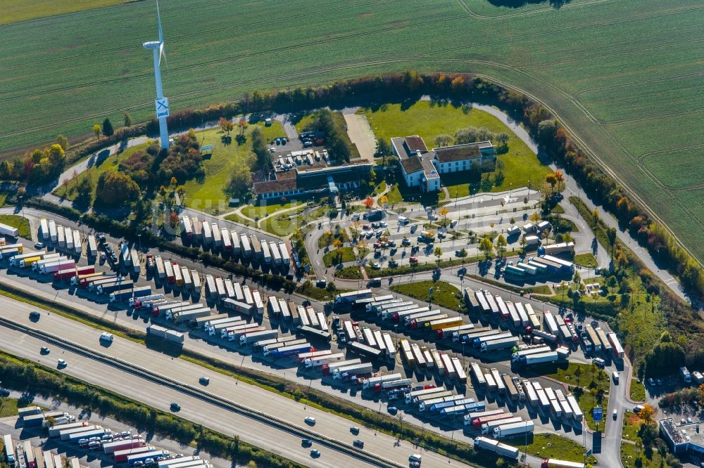 Luftaufnahme Wilsdruff - LKW- Abstellflächen an der Autobahn- Raststätte und Parkplatz der BAB A4 in Wilsdruff im Bundesland Sachsen, Deutschland