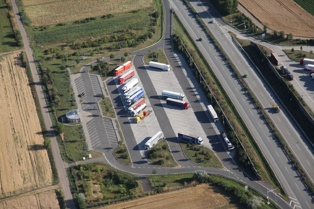 Worms aus der Vogelperspektive: LKW- Abstellflächen an der Autobahn- Raststätte und Parkplatz Kurzgewann an der BAB A61 in Worms im Bundesland Rheinland-Pfalz, Deutschland