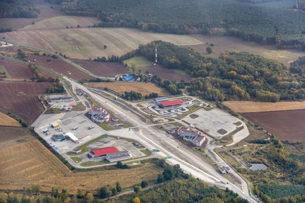 Sekowice aus der Vogelperspektive: LKW- Abstellflächen und Freiflächen- Lager und Autohof in Sekowice in Lubusz Voivodeship, Polen