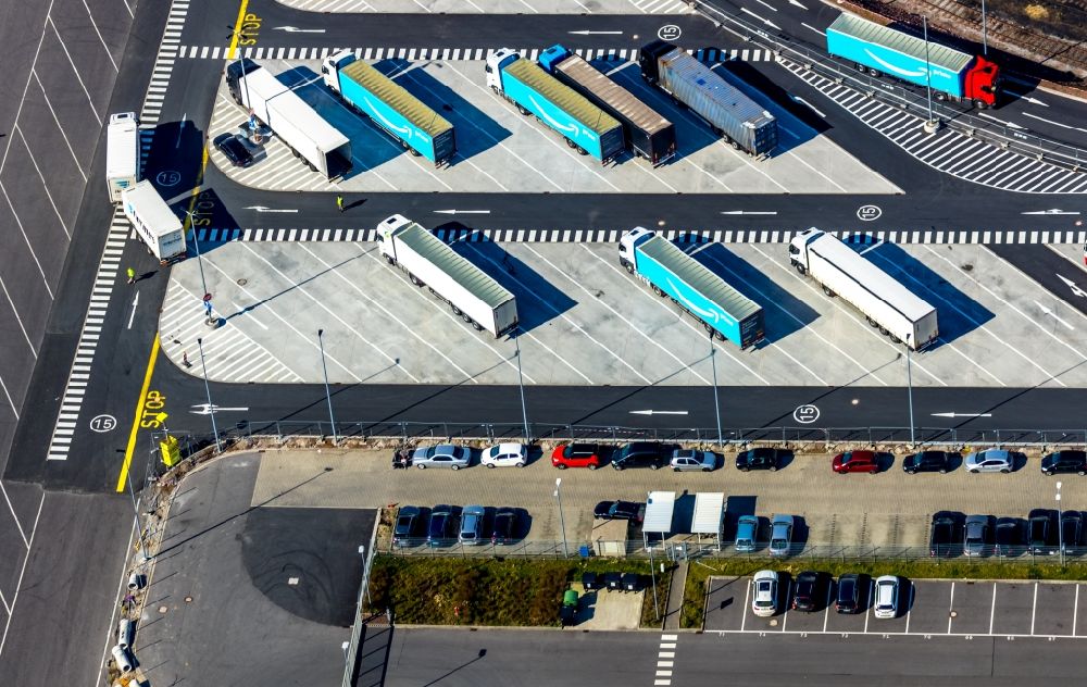 Dortmund von oben - LKW- Abstellflächen und Freiflächen- Lager des Logistikzentrums des Internethändlers Amazon DTM2 in Dortmund im Bundesland Nordrhein-Westfalen, Deutschland