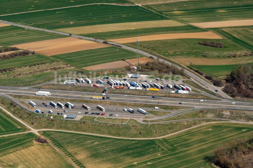 Luftbild Rutesheim - LKW- Abstellflächen und Freiflächen- an der A8 in Rutesheim im Bundesland Baden-Württemberg, Deutschland