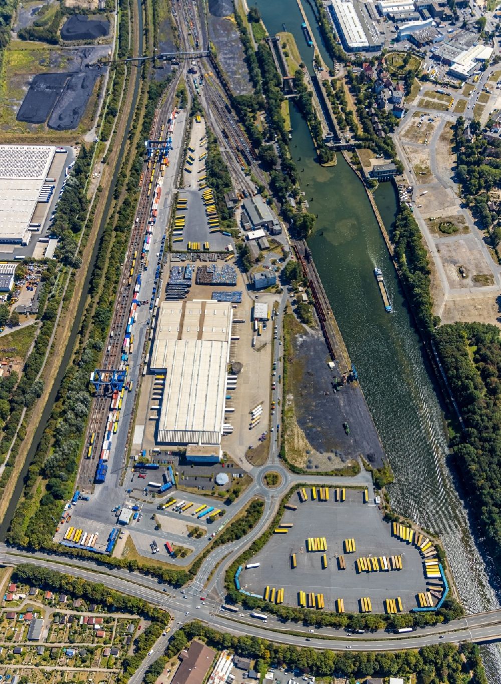 Luftbild Herne - LKW- Abstellflächen der Müller – Die lila Logistik GmbH & Co. KG in Herne im Bundesland Nordrhein-Westfalen, Deutschland