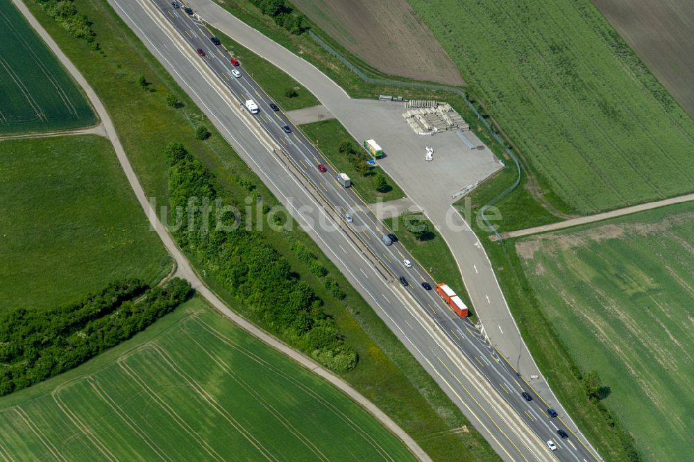 Dietingen aus der Vogelperspektive: LKW- Abstellflächen an der Rastanlage der BAB A81 in Böhringen in Dietingen im Bundesland Baden-Württemberg, Deutschland
