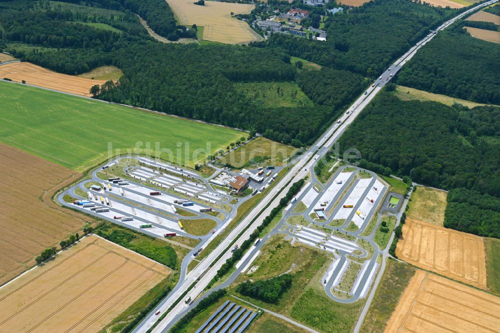Luftaufnahme Geseke - LKW- Abstellflächen an der Tank- und Rastanlage der BAB A44 - Raststätte Hellweg in Geseke im Bundesland Nordrhein-Westfalen, Deutschland