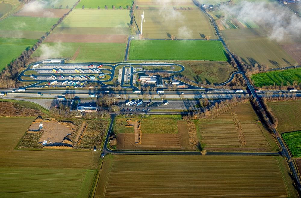 Luftbild Büderich - LKW- Abstellflächen an der Tank- und Rastanlage der BAB A 44 Serways Raststätte Am Haarstrang in Büderich im Bundesland Nordrhein-Westfalen, Deutschland