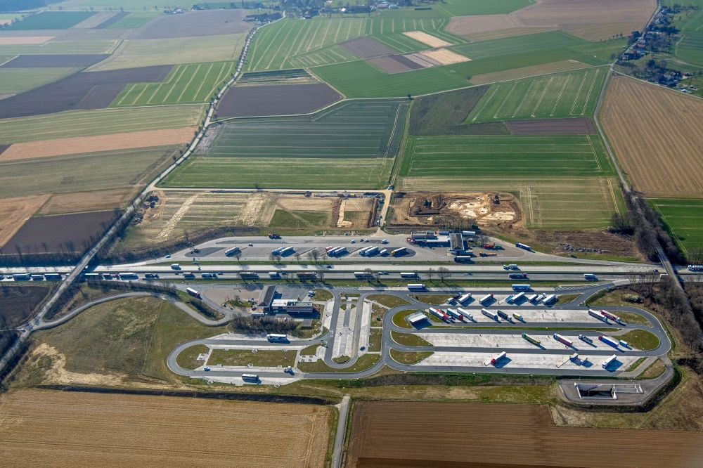 Luftaufnahme Büderich - LKW- Abstellflächen an der Tank- und Rastanlage der BAB A44 Serways Raststätte Am Haarstrang in Büderich im Bundesland Nordrhein-Westfalen, Deutschland