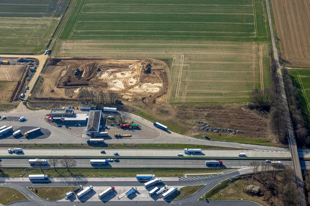 Büderich von oben - LKW- Abstellflächen an der Tank- und Rastanlage der BAB A44 Serways Raststätte Am Haarstrang in Büderich im Bundesland Nordrhein-Westfalen, Deutschland