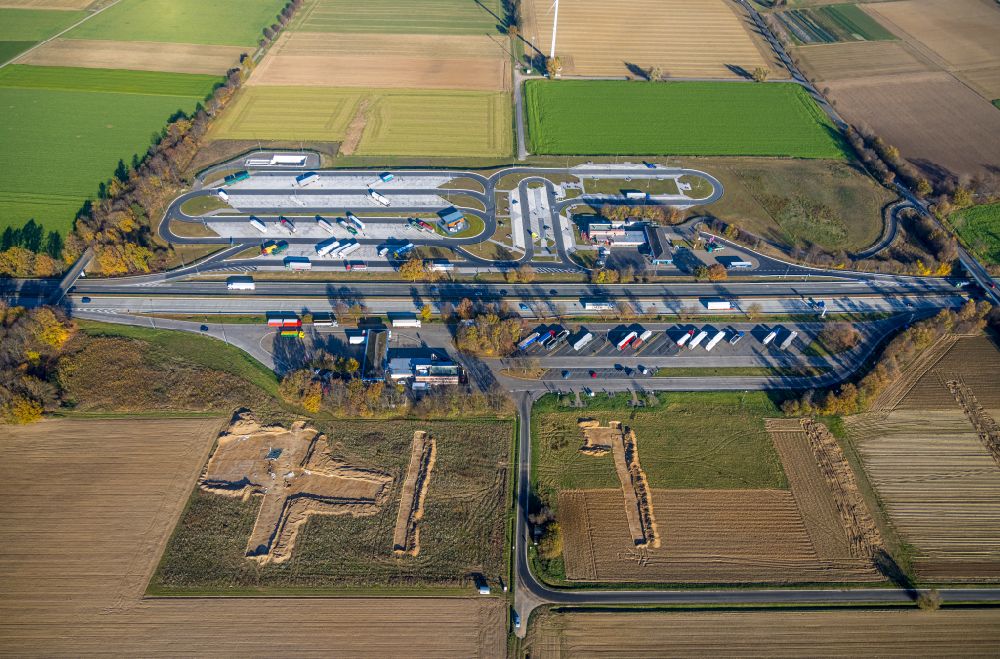 Luftaufnahme Büderich - LKW- Abstellflächen an der Tank- und Rastanlage der BAB A44 Serways Raststätte Am Haarstrang in Büderich im Bundesland Nordrhein-Westfalen, Deutschland