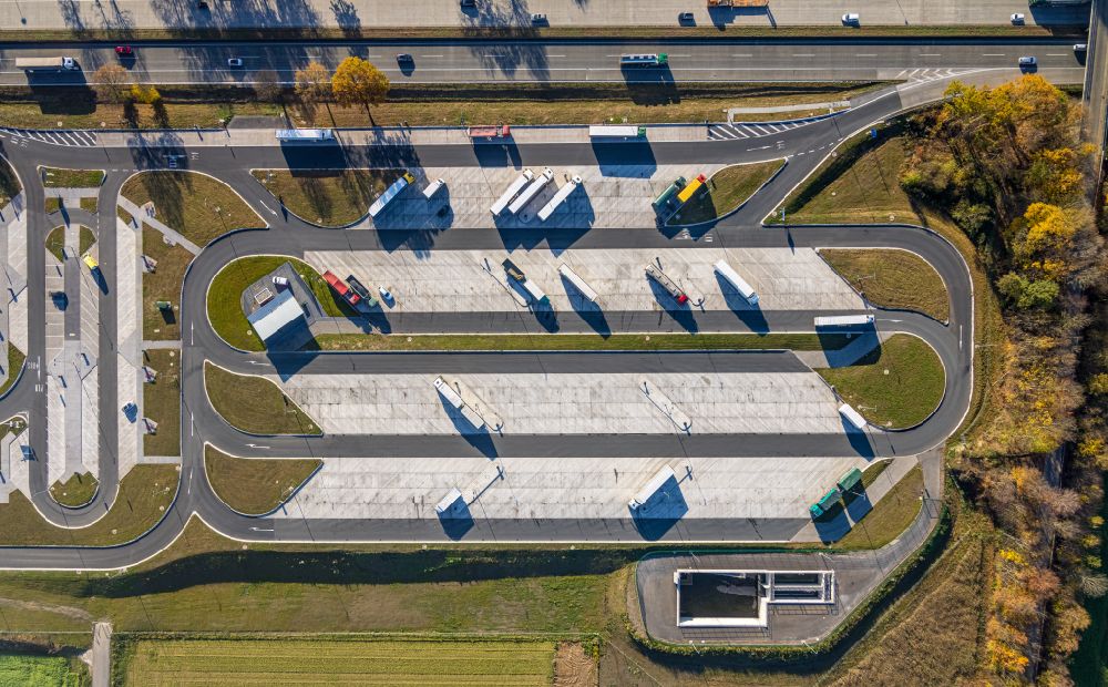 Büderich von oben - LKW- Abstellflächen an der Tank- und Rastanlage der BAB A44 Serways Raststätte Am Haarstrang in Büderich im Bundesland Nordrhein-Westfalen, Deutschland