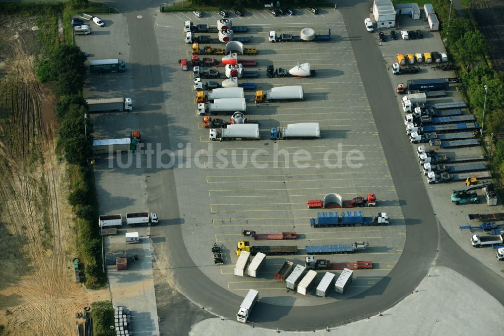 Luftaufnahme Aurich - LKW Lastkraftwagen auf dem Gelände der ENERCON GmbH in Aurich im Bundesland Niedersachsen