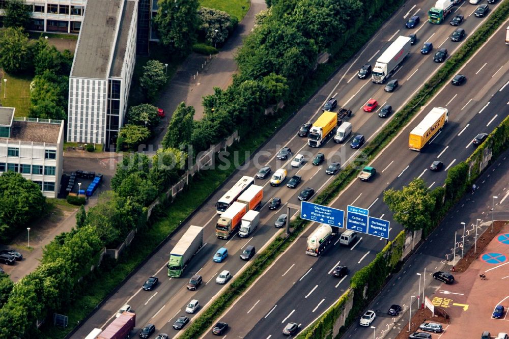 Luftbild Duisburg - LKW Lastkraftwagen Güterverkehr im Straßenverkehr entlang der Autobahn BAB A3 in Duisburg im Bundesland Nordrhein-Westfalen, Deutschland