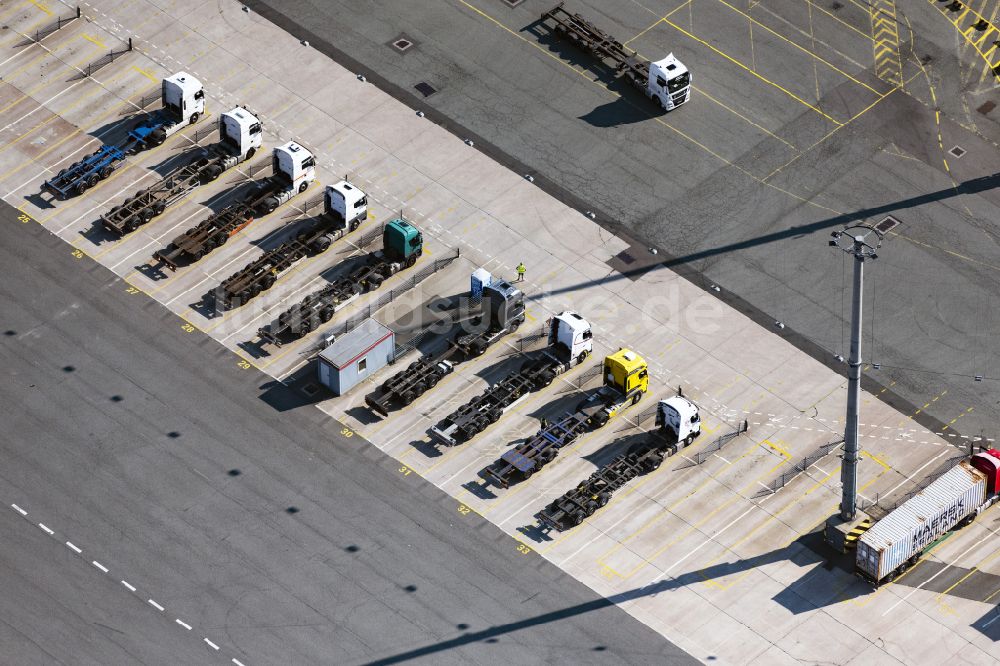 Luftbild Hamburg - LKW Lastkraftwagen Güterverkehr bei der Beladung im Hamburger Container Terminal in Hamburg, Deutschland