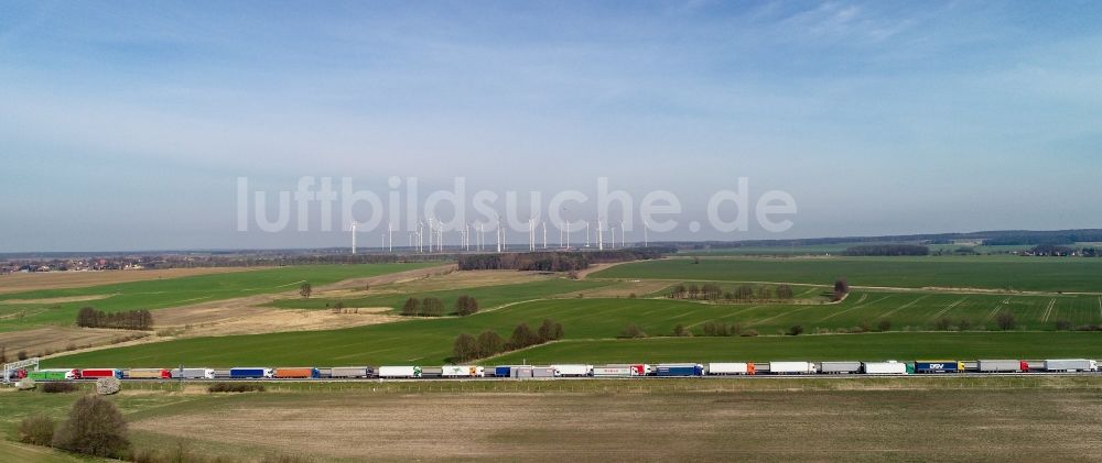 Luftaufnahme Güldendorf - LKW Lastkraftwagen im Stau auf der Autobahn BAB A12 in Güldendorf im Bundesland Brandenburg, Deutschland