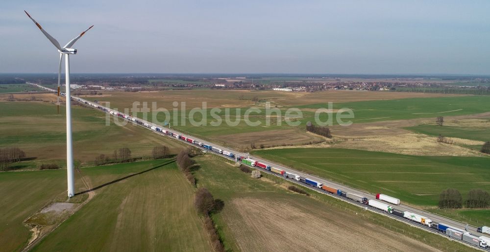 Güldendorf von oben - LKW Lastkraftwagen im Stau auf der Autobahn BAB A12 in Güldendorf im Bundesland Brandenburg, Deutschland