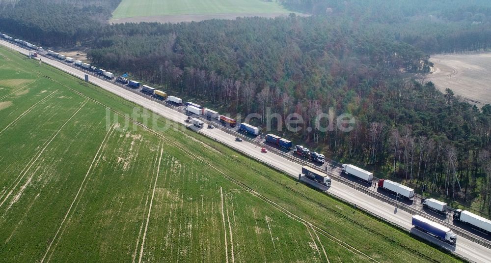 Güldendorf aus der Vogelperspektive: LKW Lastkraftwagen im Stau auf der Autobahn BAB A12 in Güldendorf im Bundesland Brandenburg, Deutschland