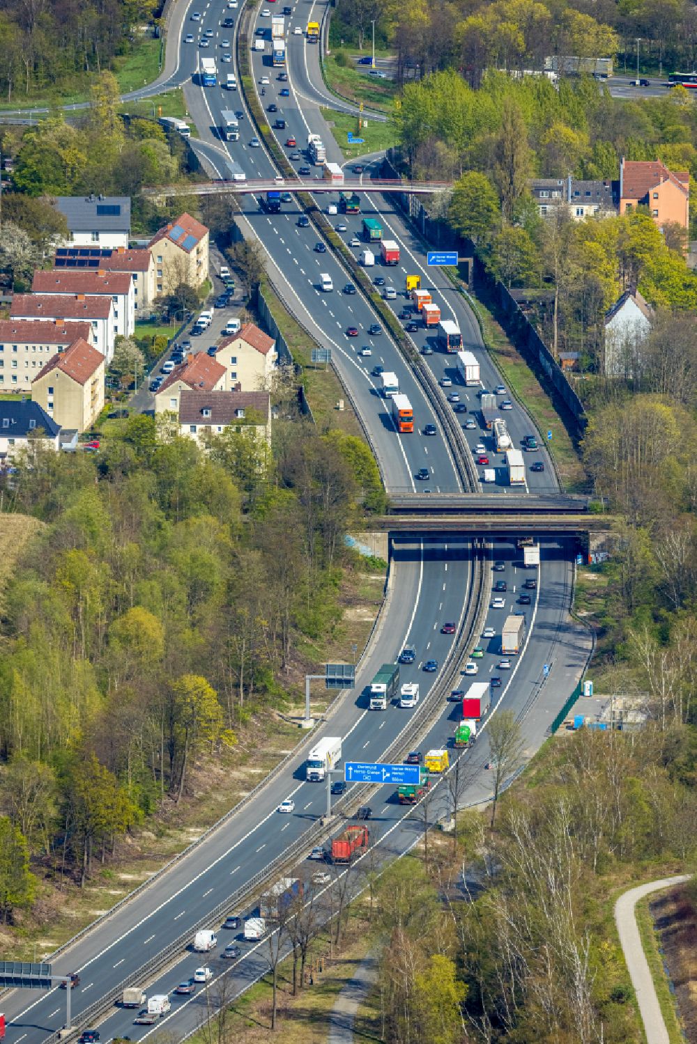 Luftaufnahme Herne - LKW Lastkraftwagen im Stau auf der Autobahn BAB A42 in Herne im Bundesland Nordrhein-Westfalen, Deutschland