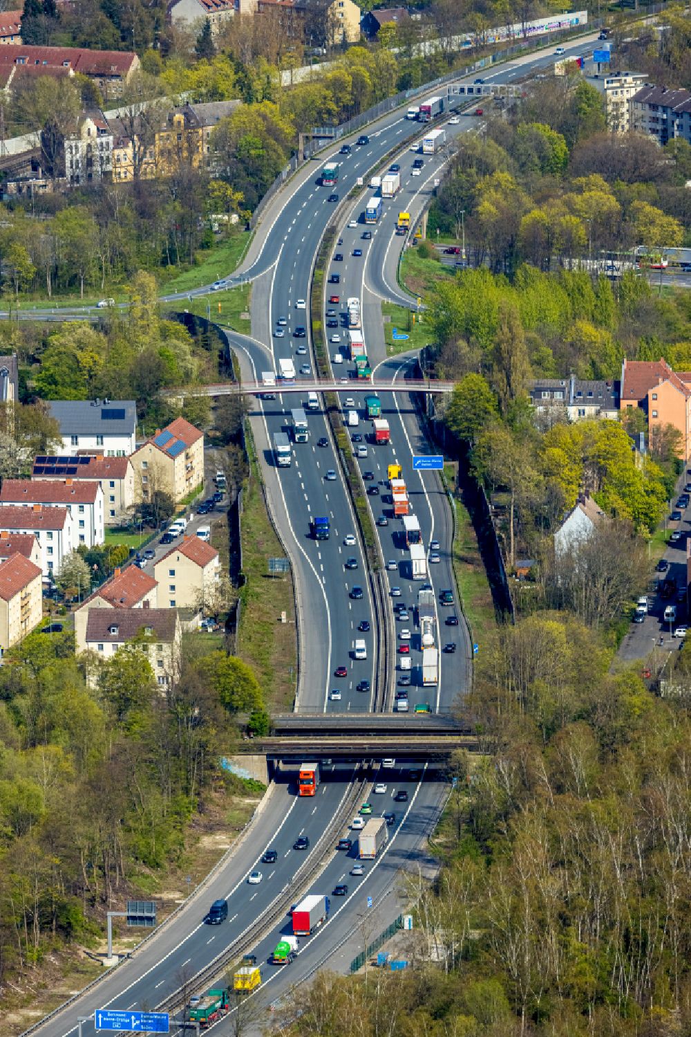 Luftbild Herne - LKW Lastkraftwagen im Stau auf der Autobahn BAB A42 in Herne im Bundesland Nordrhein-Westfalen, Deutschland