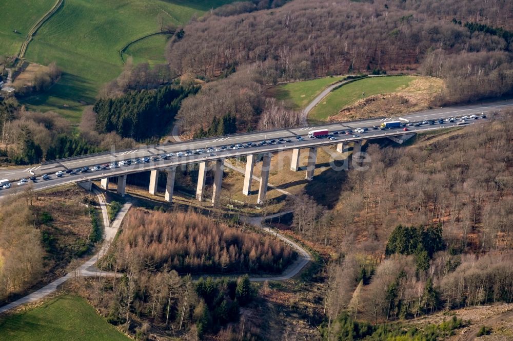 Luftbild sterbecke - LKW Lastkraftwagen im Stau auf der Talbrücke Sterbecke Autobahn BAB 45 in Sterbecke im Bundesland Nordrhein-Westfalen, Deutschland