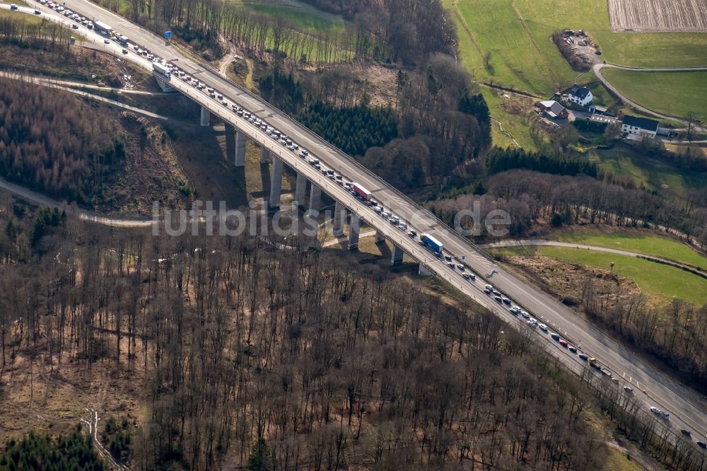 sterbecke von oben - LKW Lastkraftwagen im Stau auf der Talbrücke Sterbecke Autobahn BAB 45 in Sterbecke im Bundesland Nordrhein-Westfalen, Deutschland