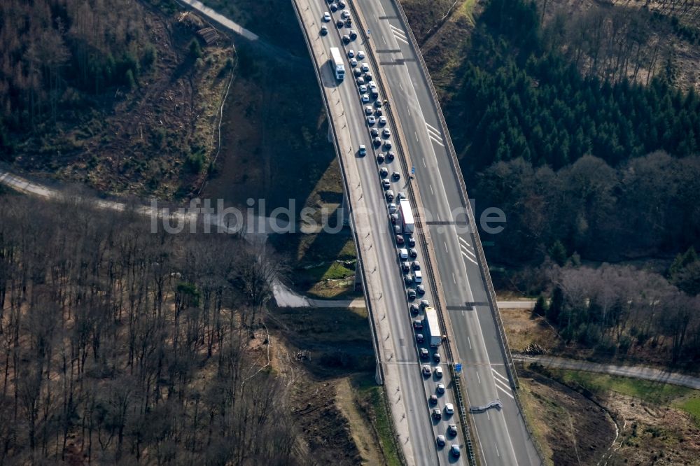 sterbecke aus der Vogelperspektive: LKW Lastkraftwagen im Stau auf der Talbrücke Sterbecke Autobahn BAB 45 in Sterbecke im Bundesland Nordrhein-Westfalen, Deutschland