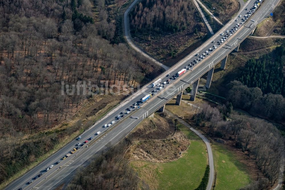 sterbecke aus der Vogelperspektive: LKW Lastkraftwagen im Stau auf der Talbrücke Sterbecke Autobahn BAB 45 in Sterbecke im Bundesland Nordrhein-Westfalen, Deutschland