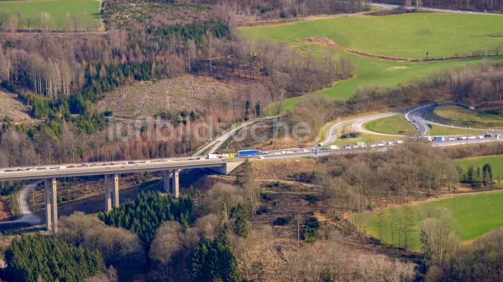 Luftaufnahme sterbecke - LKW Lastkraftwagen im Stau auf der Talbrücke Sterbecke Autobahn BAB 45 in Sterbecke im Bundesland Nordrhein-Westfalen, Deutschland