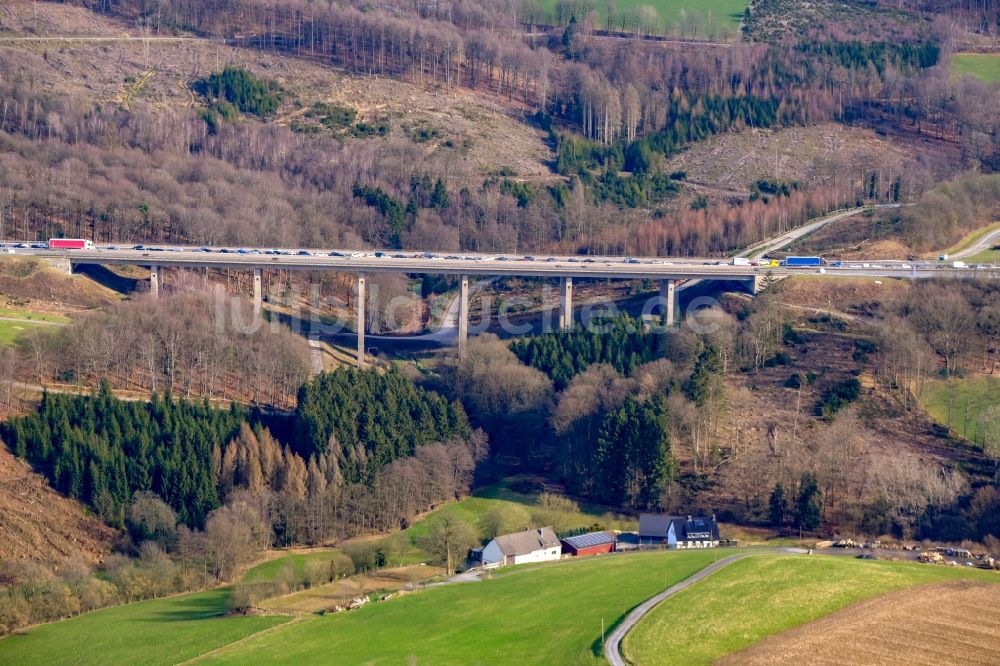sterbecke von oben - LKW Lastkraftwagen im Stau auf der Talbrücke Sterbecke Autobahn BAB 45 in Sterbecke im Bundesland Nordrhein-Westfalen, Deutschland