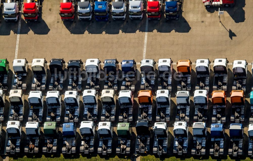 Luftaufnahme Recklinghausen - LKW Lastkraftwagen Zugmaschinen auf einem Parkplatz von TruckStore Ruhrgebiet in Recklinghausen im Bundesland Nordrhein-Westfalen, Deutschland