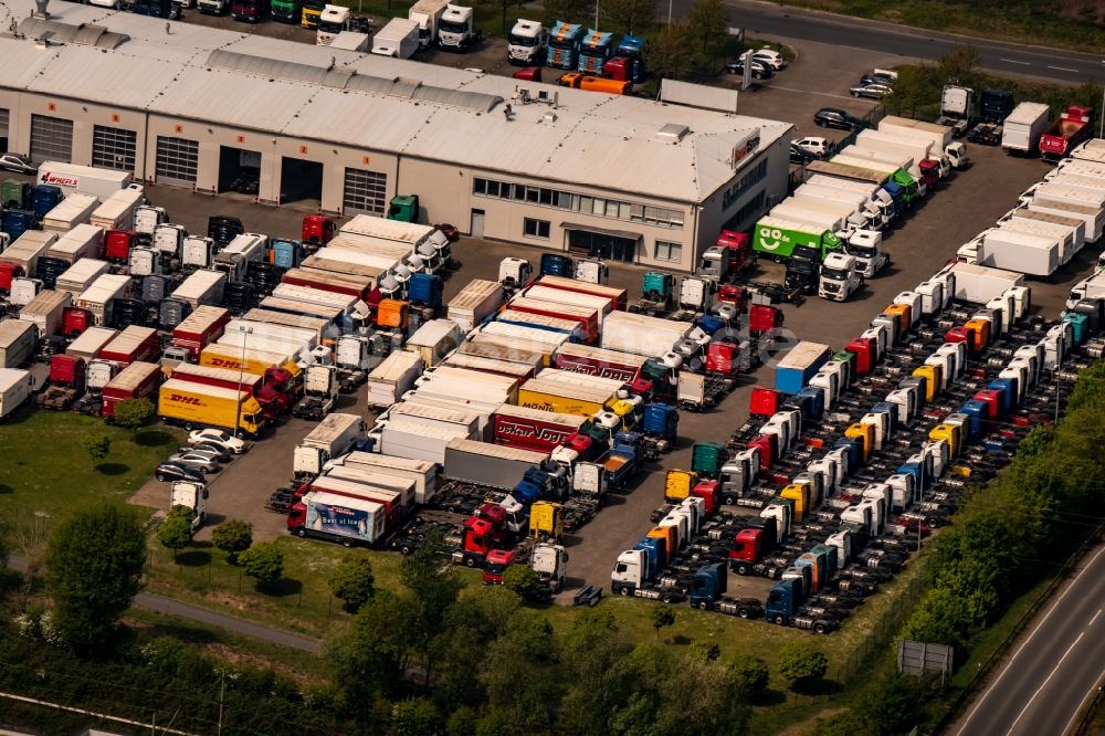 Recklinghausen von oben - LKW Lastkraftwagen Zugmaschinen auf einem Parkplatz von TruckStore Ruhrgebiet in Recklinghausen im Bundesland Nordrhein-Westfalen, Deutschland