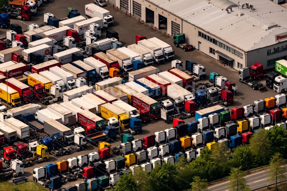 Luftbild Recklinghausen - LKW Lastkraftwagen Zugmaschinen auf einem Parkplatz von TruckStore Ruhrgebiet in Recklinghausen im Bundesland Nordrhein-Westfalen, Deutschland