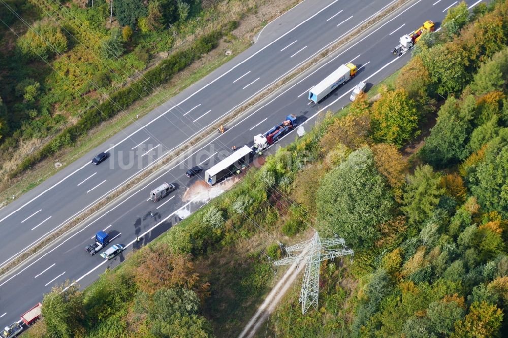 Nörten-Hardenberg von oben - LKW-Verkehrsunfall mit Autobahn- Stau im Streckenverlauf der Autobahn A7 in Nörten-Hardenberg im Bundesland Niedersachsen, Deutschland