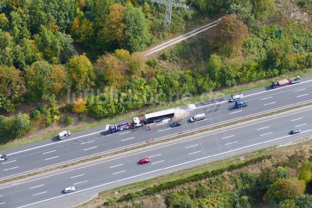 Luftbild Nörten-Hardenberg - LKW-Verkehrsunfall mit Autobahn- Stau im Streckenverlauf der Autobahn A7 in Nörten-Hardenberg im Bundesland Niedersachsen, Deutschland