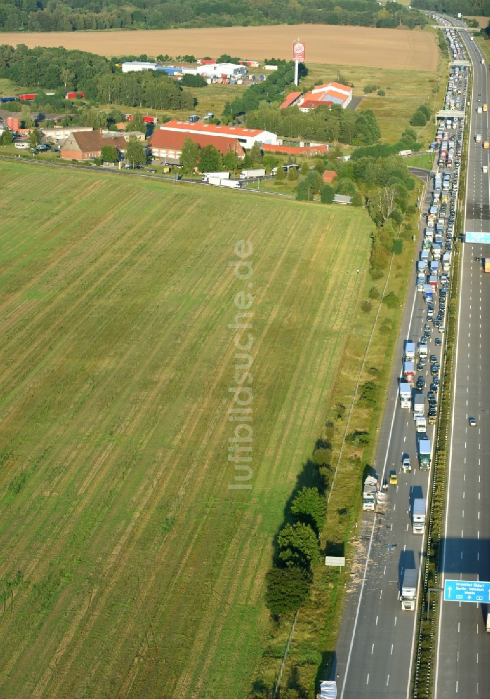 Luftaufnahme Ziesar - LKW- Verkehrsunfall mit Autobahn- Stau im Streckenverlauf der BAB A2 in Ziesar im Bundesland Brandenburg, Deutschland