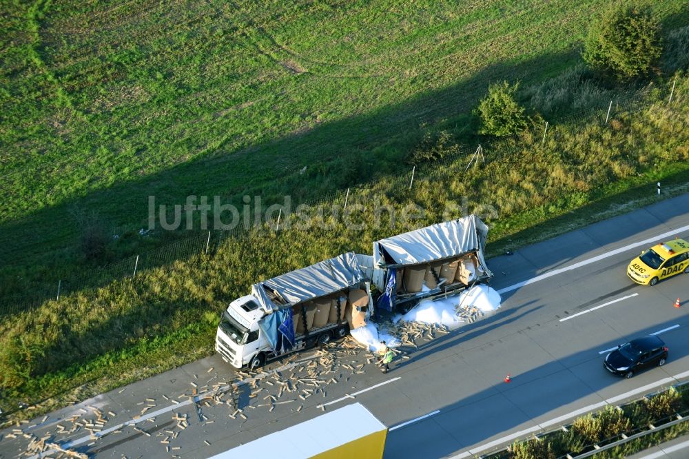 Ziesar von oben - LKW- Verkehrsunfall mit Autobahn- Stau im Streckenverlauf der BAB A2 in Ziesar im Bundesland Brandenburg, Deutschland