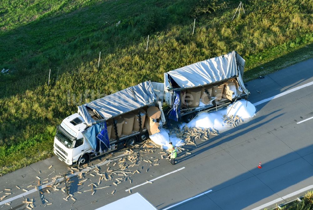 Ziesar aus der Vogelperspektive: LKW- Verkehrsunfall mit Autobahn- Stau im Streckenverlauf der BAB A2 in Ziesar im Bundesland Brandenburg, Deutschland