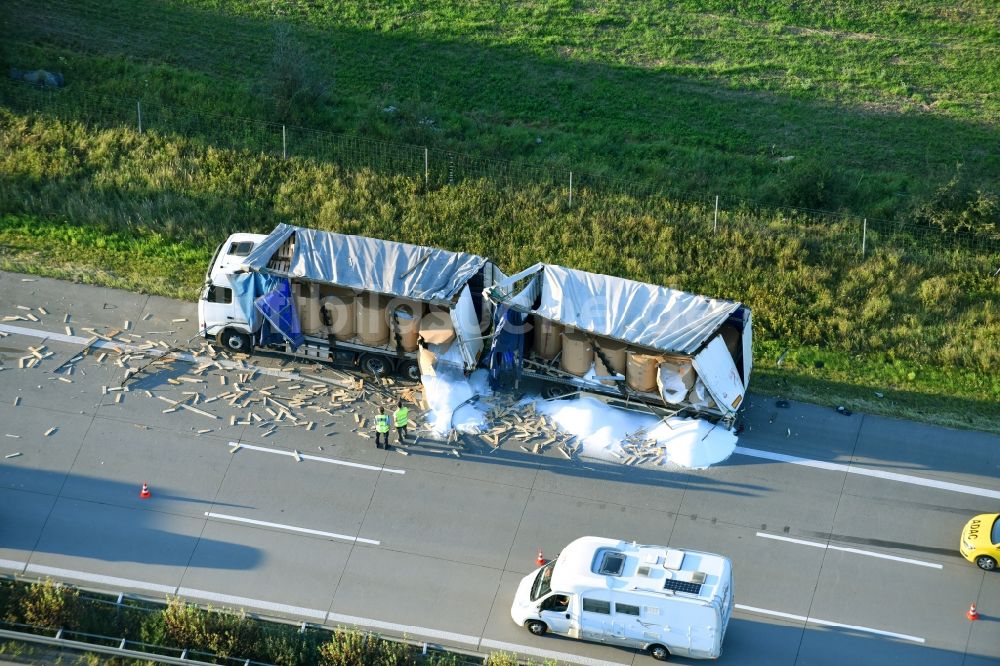 Luftbild Ziesar - LKW- Verkehrsunfall mit Autobahn- Stau im Streckenverlauf der BAB A2 in Ziesar im Bundesland Brandenburg, Deutschland