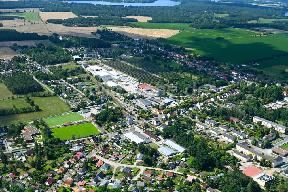 Klosterfelde aus der Vogelperspektive: Ländliches Industrie- und Gewerbegebiet in Klosterfelde im Bundesland Brandenburg, Deutschland